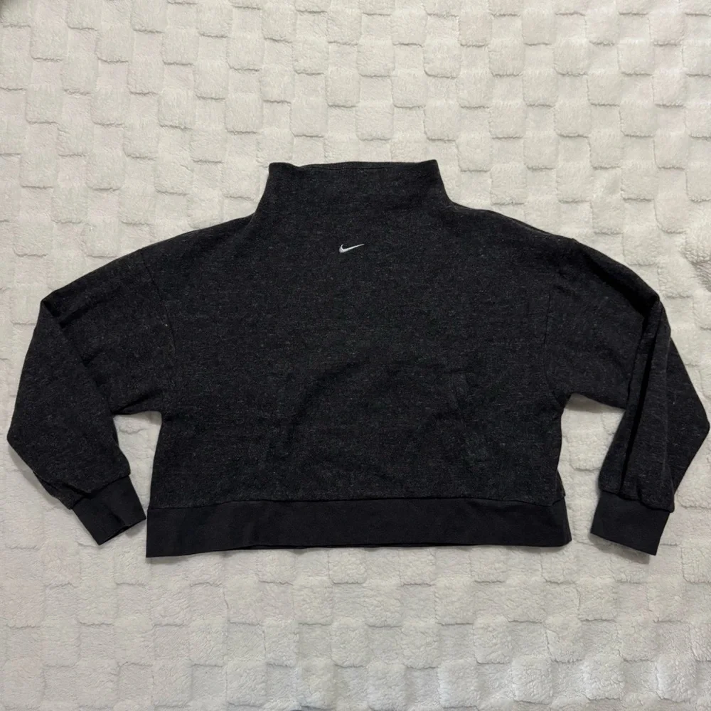 Nike Women's Charcoal Gray Therma Fit Mock Neck Training Sweatshirt Top, Medium